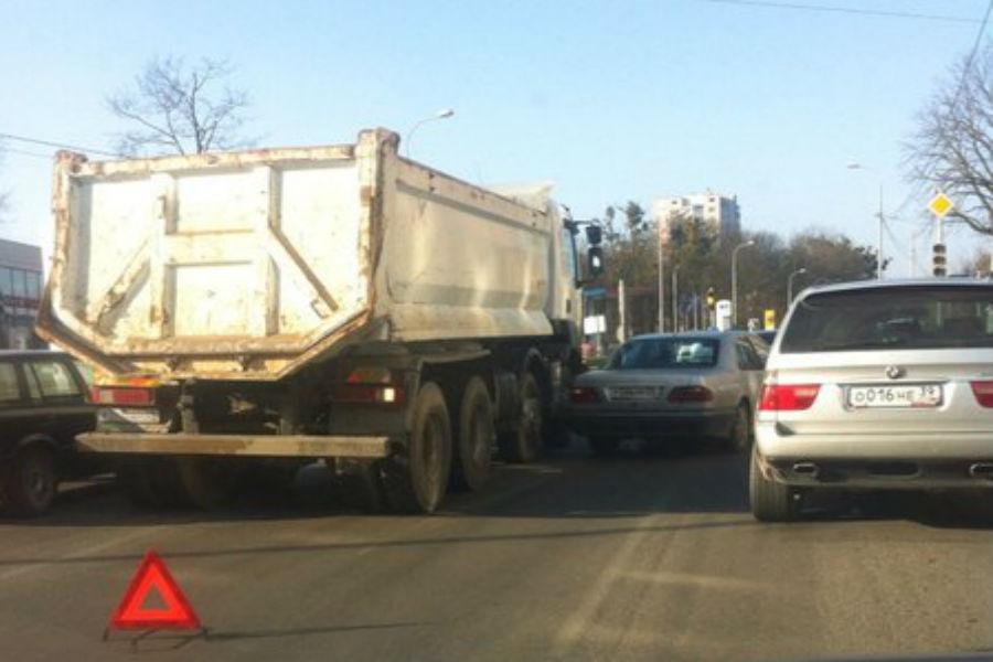 На Гагарина столкнулись «Мерседес» и грузовик, движение затруднено (фото)