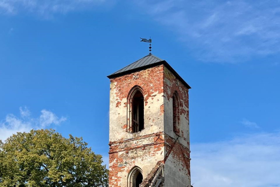 На колокольне кирхи Рудау смонтировали крышу со шпилем (фото) (видео)