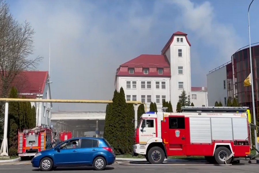 На ул. Гагарина горит склад площадью 1200 кв. метров (видео)