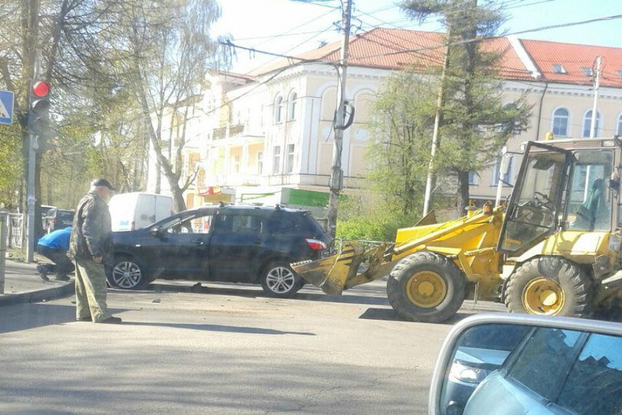 На Карла Маркса столкнулись легковое авто и трактор (фото)