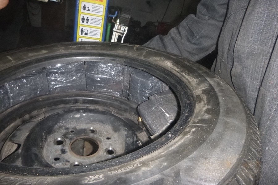 Житель Немана пытался вывезти в Литву 800 пачек сигарет в колесах своего авто