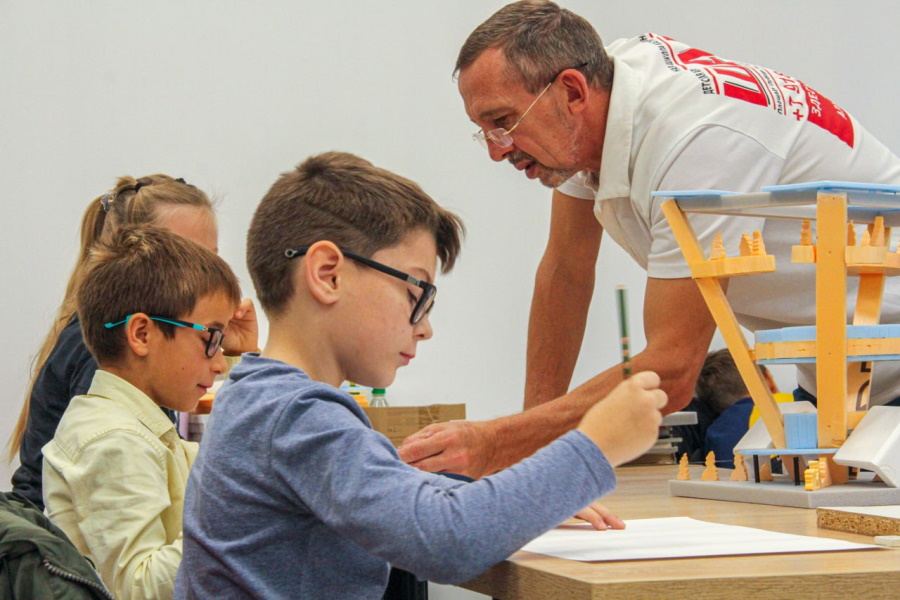 Архитектурная школа приглашает детей на мастер-класс «Мы строим мосты будущего»