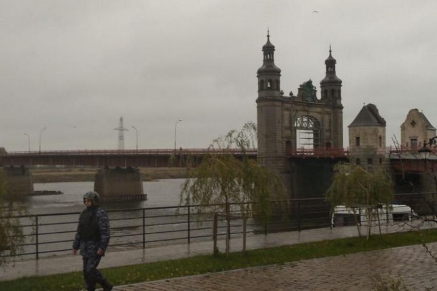 Очевидец: на мосту Королевы Луизы в Советске оцепление, опоры осматривают на моторной лодке (фото)