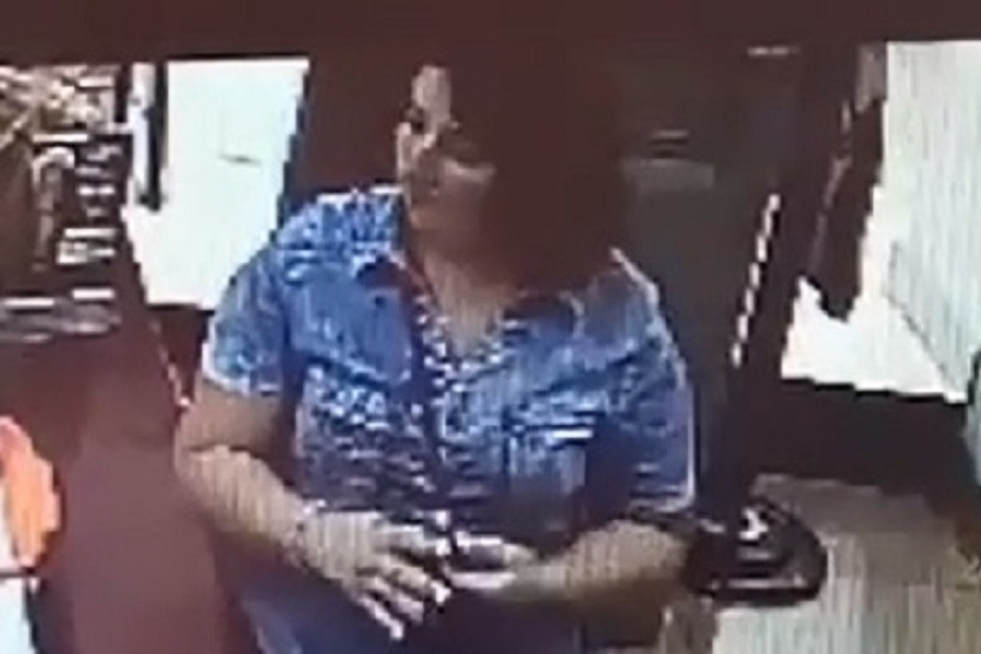 Полиция ищет женщину, причастную к краже сумки с документами и деньгами (фото)