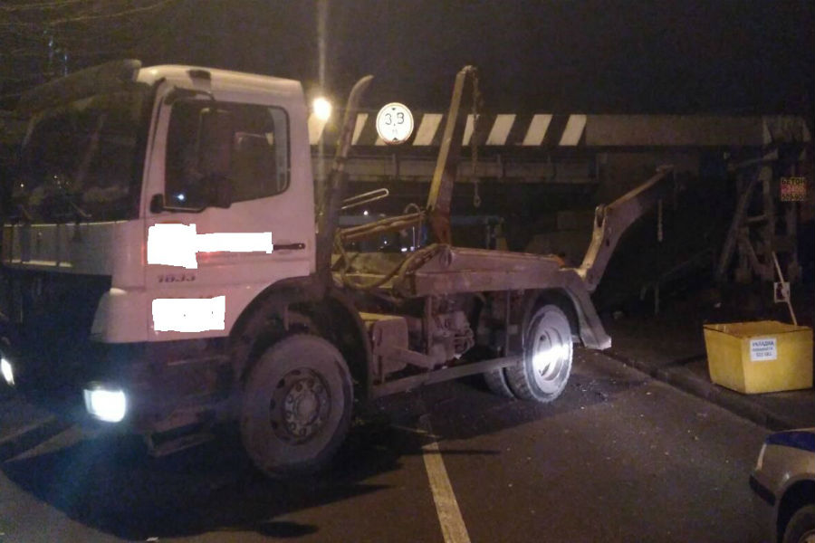 На улице Островского грузовик врезался в мост (фото)