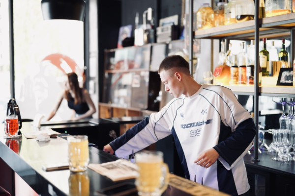 «Самое сложное — держать себя в руках»: интервью с барменом премиального клуба