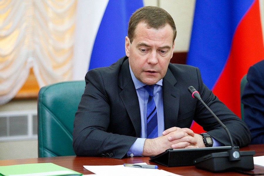 ВЦИОМ: россияне одинаково не доверяют Медведеву и Собчак