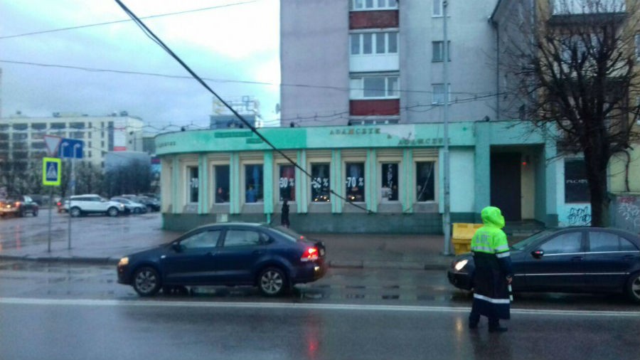 На ул. Пролетарской оборван высоковольтный провод, ГИБДД перекрыла движение (фото)