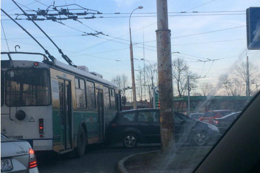 На Советском проспекте столкнулись троллейбус и иномарка (фото)