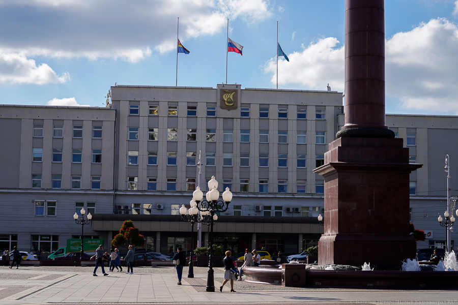 Горвласти не смогли найти подрядчика для ремонта козырька своего здания