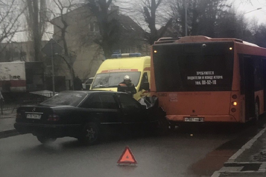 На ул. Чекистов «Мерседес» врезался в автобус, улица полностью заблокирована (фото)
