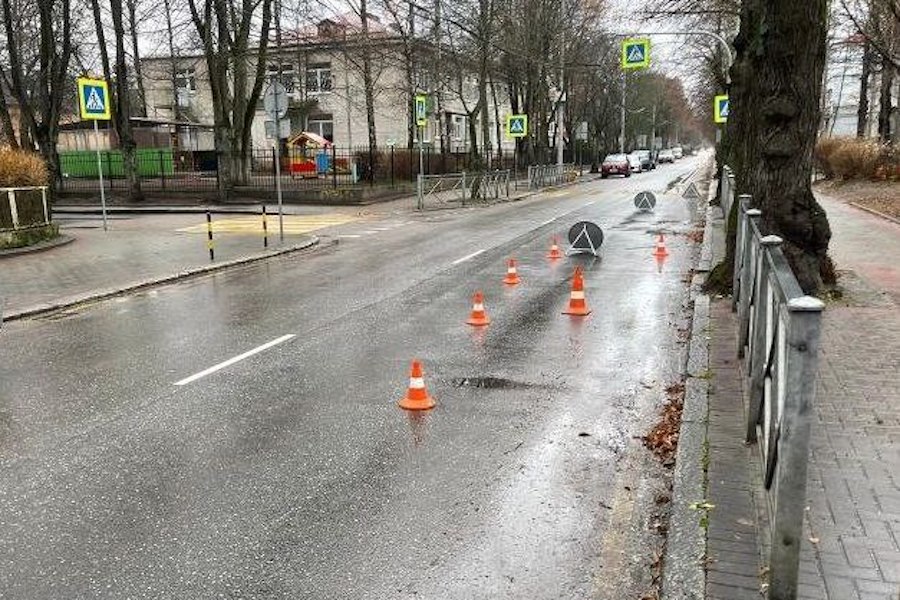 В Калининграде ехавший по встречной автомобиль сбил школьника, выскочившего на дорогу (фото)