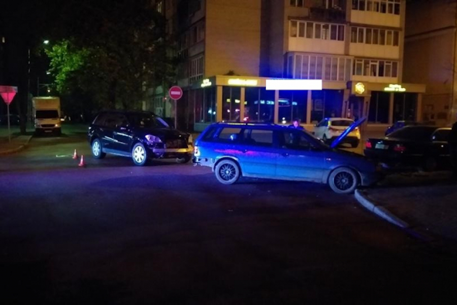 На Чекистов «Мерседес» не уступил дорогу «Фольксвагену», пострадали двое (фото)