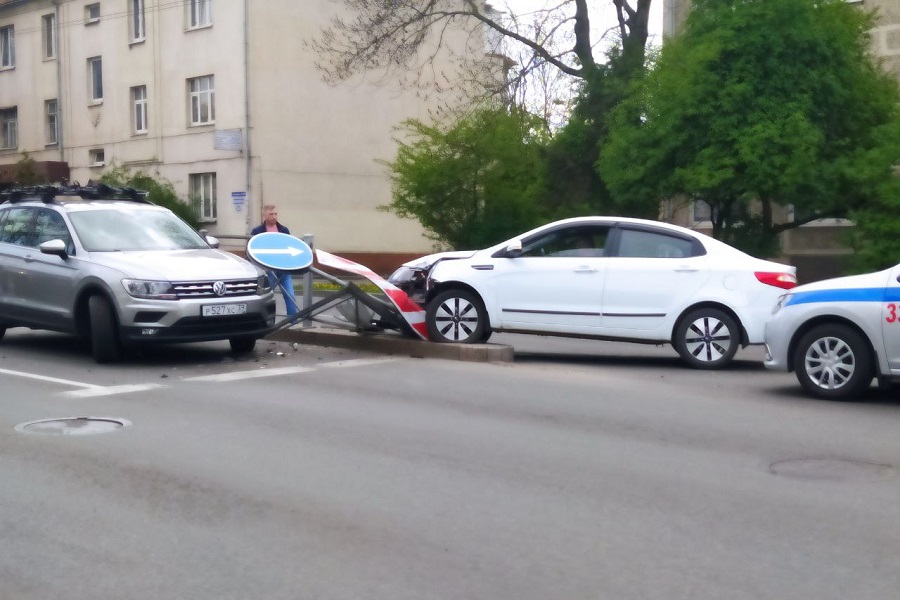 На Горького водитель «Киа» спровоцировал двойное ДТП (фото)