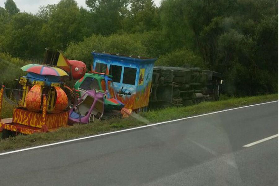 Очевидцы: под Советском в ДТП перевернулся луна-парк (фото)