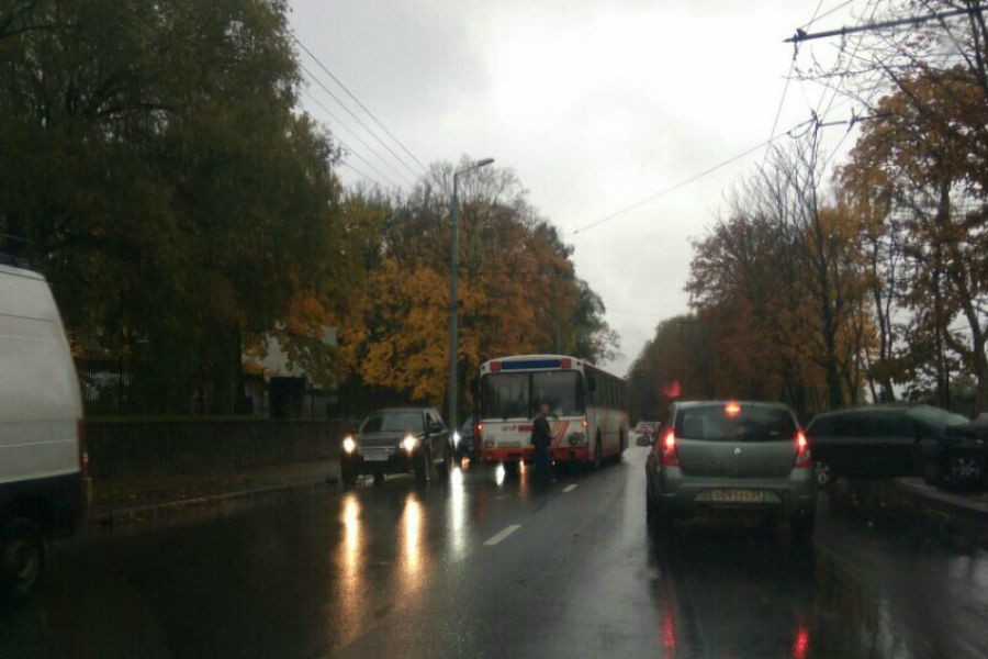 На Гвардейском проспекте рейсовый автобус столкнулся с «Пежо» (фото)