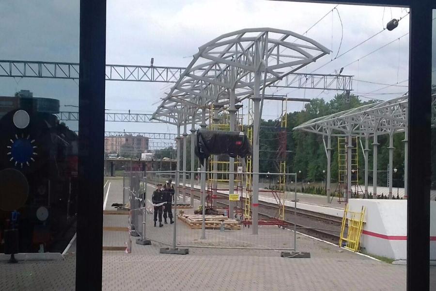 Очевидцы: на Северном вокзале рабочие заживо сгорели, упав на провода