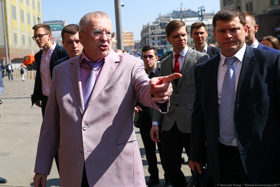 В ЛДПР объяснили, зачем Жириновский в центре Москвы раздавал деньги «холопам»