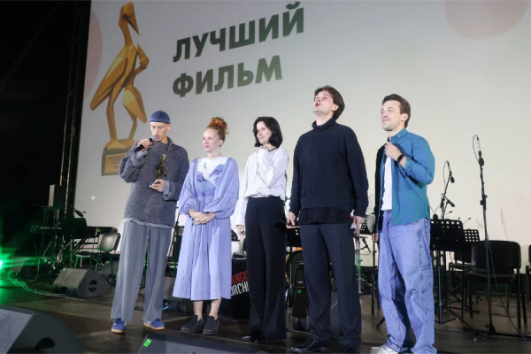 Звезды, аншлаг и дождь по расписанию: в Калининграде завершился фестиваль «Короче»