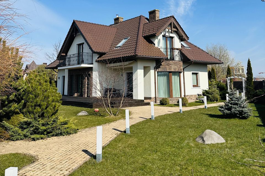 Фрески ручной работы, кракелюр и винный кулер: топ-5 дорогих домов в Малиновке (фото)