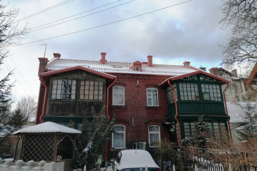 В Зеленоградске восстанавливают деревянные элементы еще на одном историческом здании (фото)