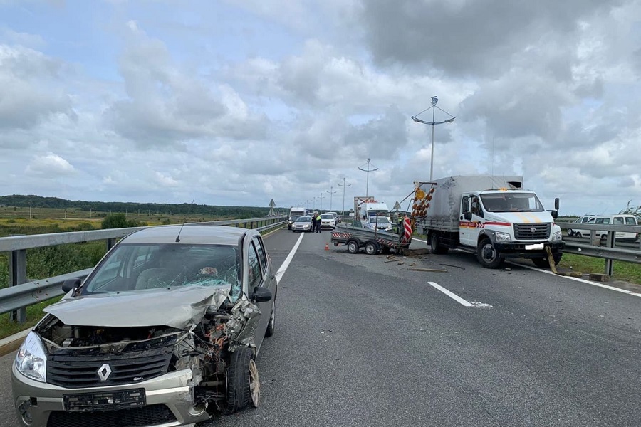 На водителя, сбившего дорожного рабочего на Приморском кольце, завели уголовное дело