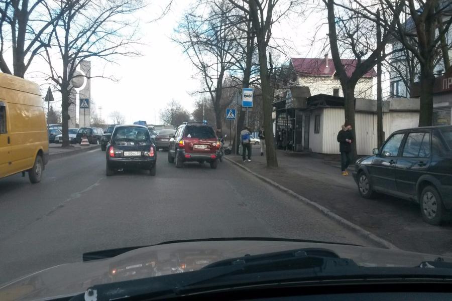 На Портовой столкнулись легковушка и мотоцикл, образовалась пробка (фото)