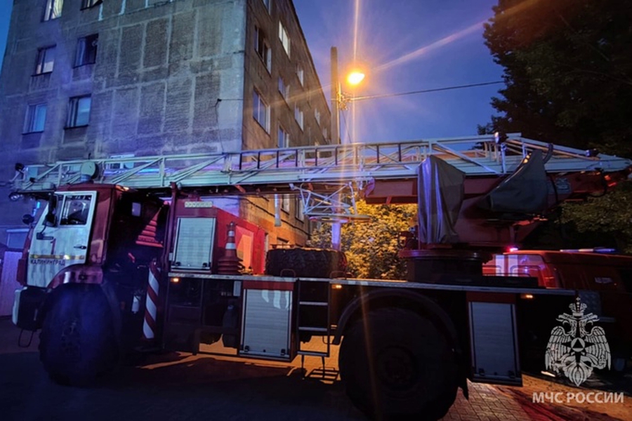 В Калининграде ночью горела пятиэтажка на ул. Яновского (фото)