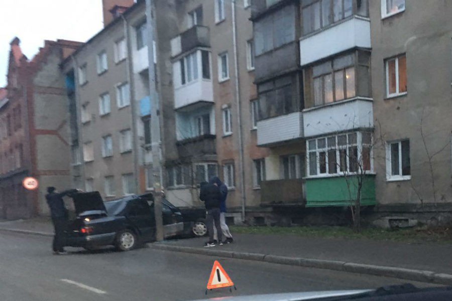 На Гагарина «Мерседес» врезался в столб (фото)