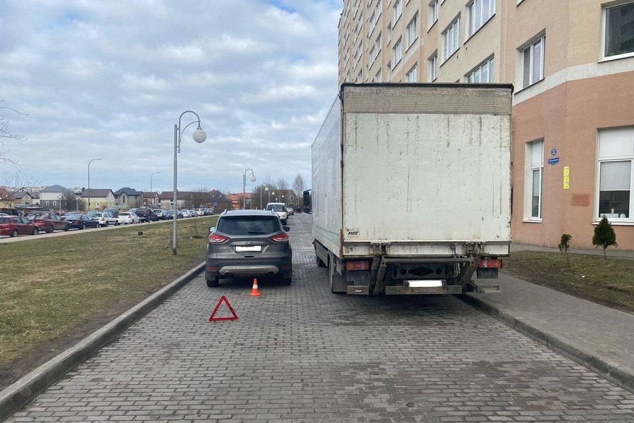 В Калининграде под колесами «Форда» пострадал вышедший из другого авто мужчина (фото)