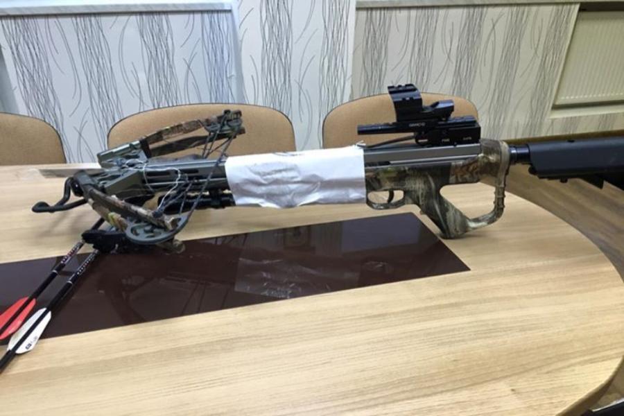 Ночью на Куршской косе поймали мужчин с арбалетом