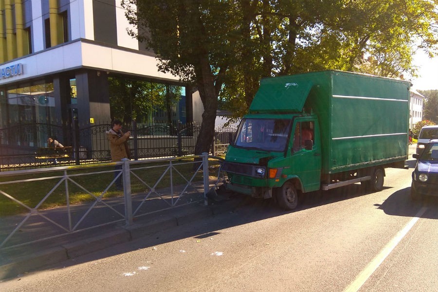 На ул. Невского грузовик врезался в забор, образовалась пробка (фото)