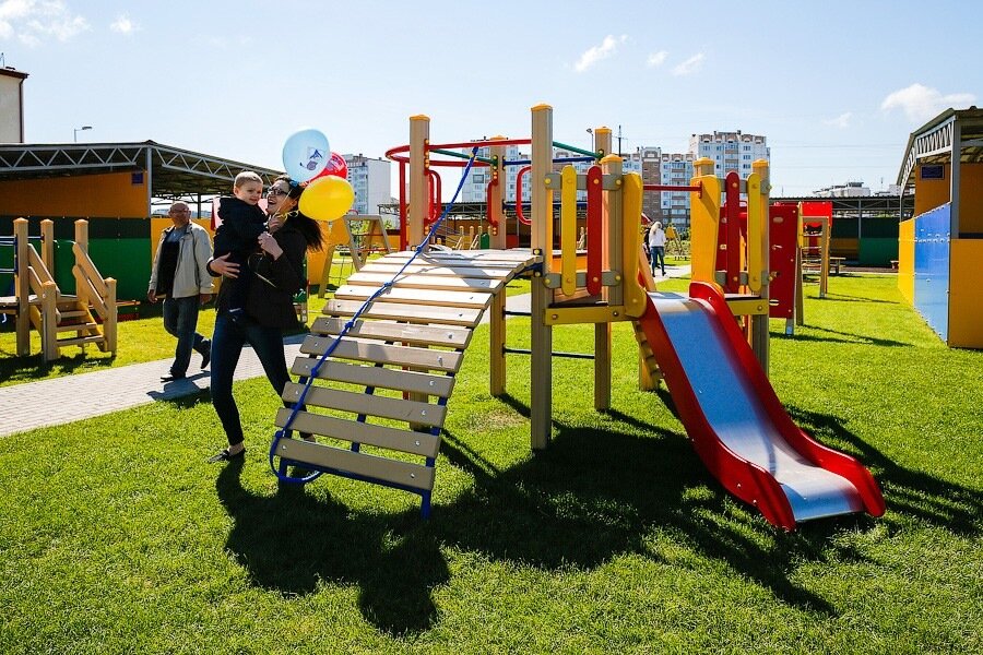 Прокурор добился обеспечения «безопасного приземления» на детских площадках в Правдинске