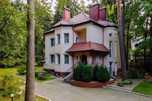 Роскошь, камины и резные двери: топ-5 самых дорогих домов Светлогорска