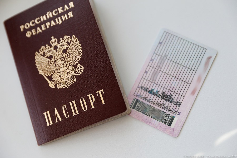Путин распорядился автоматически продлевать россиянам паспорта и водительские права