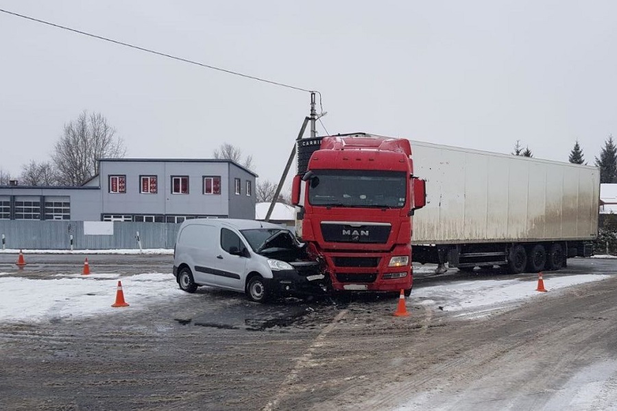На мамоновской трассе водитель «Пежо» пострадал в ДТП с фурой (фото)