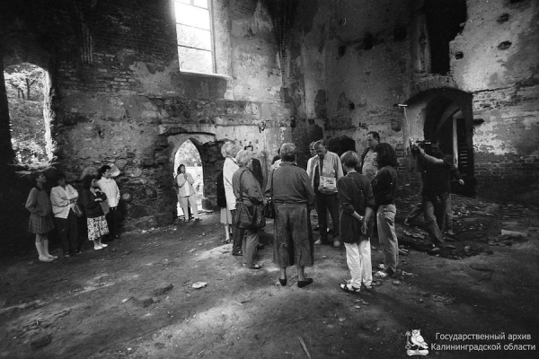 Клад в кирхе Тарау и проклятые визитки: о чем писали газеты 35 лет назад 