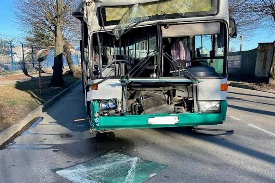 В Калининграде рейсовый автобус врезался в придорожное дерево, пострадала кондуктор (фото)