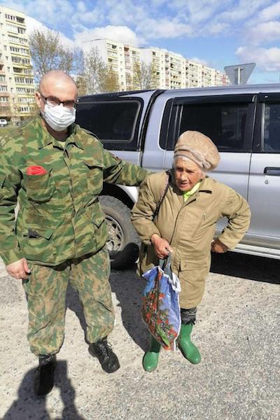 Страдающая провалами в памяти пенсионерка убежала от волонтеров в лес