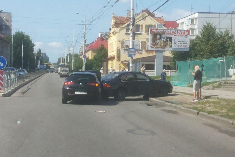 На Горького в Калининграде в результате ДТП легковушка вылетела на тротуар (фото)