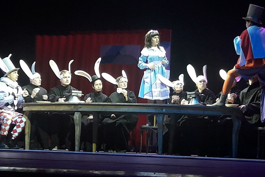 В драмтеатре поставили семейный спектакль «Алиса в Стране чудес»