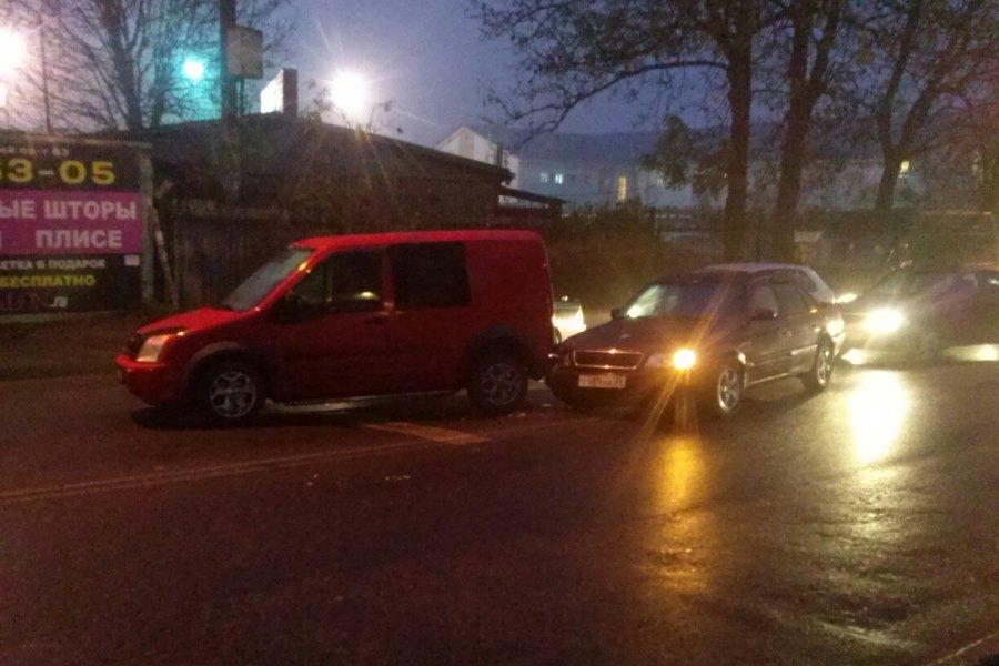 Из-за ДТП затруднено движение по ул. Дзержинского (фото)