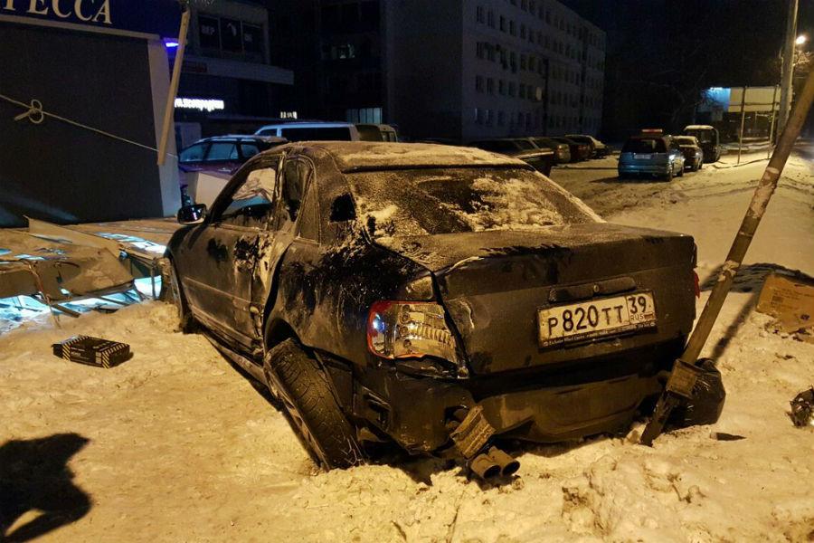 Ночью в Калининграде «Ауди» влетела в киоск (фото)