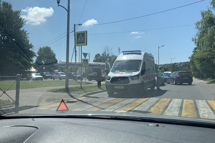 На пересечении Герцена и Островского возник затор из-за ДТП с участием скорой (фото)