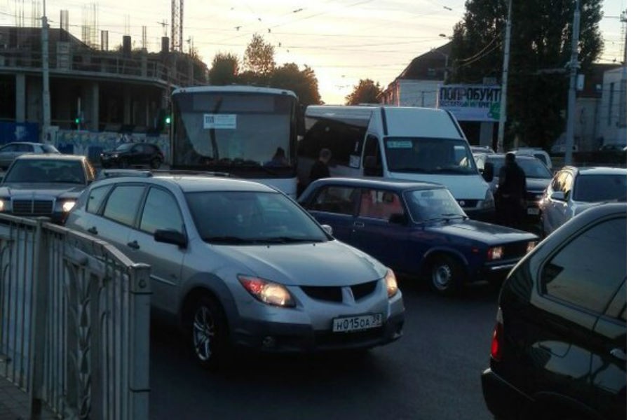 На 9 Апреля столкнулись автобус и маршрутка, серьезная пробка (фото)