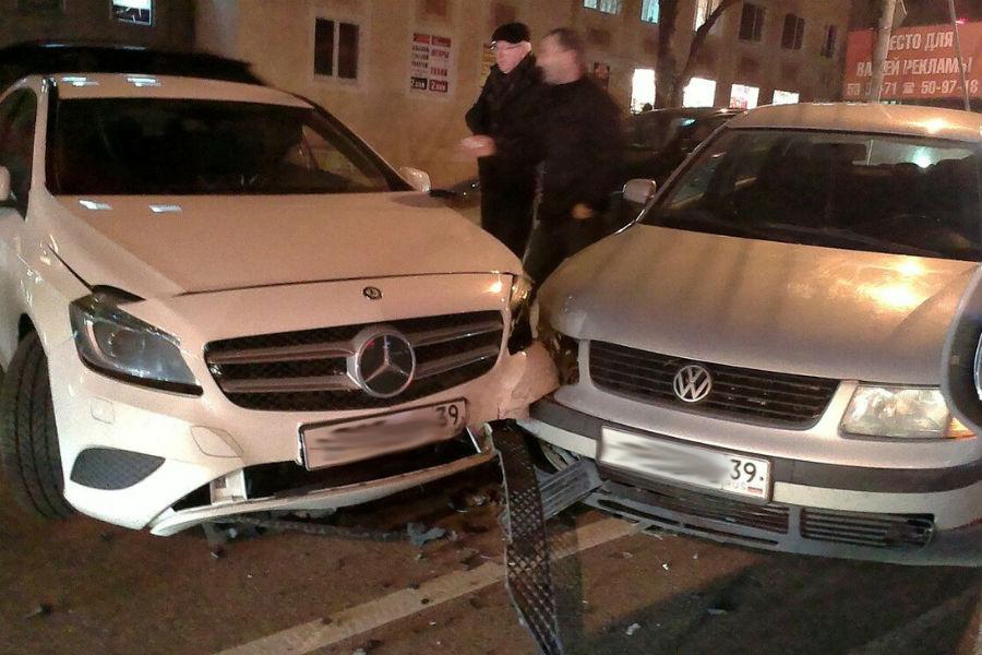 На ул. Озерова столкнулись две легковушки, движение затруднено (фото)