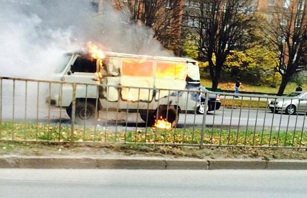 В Калининграде на ходу загорелся «УАЗик» (фото, видео)