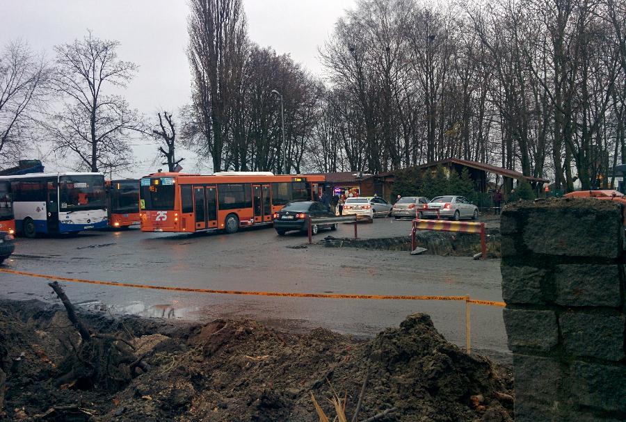 Из-за строительства Восточной эстакады у Девау не могут разъехаться машины и автобусы