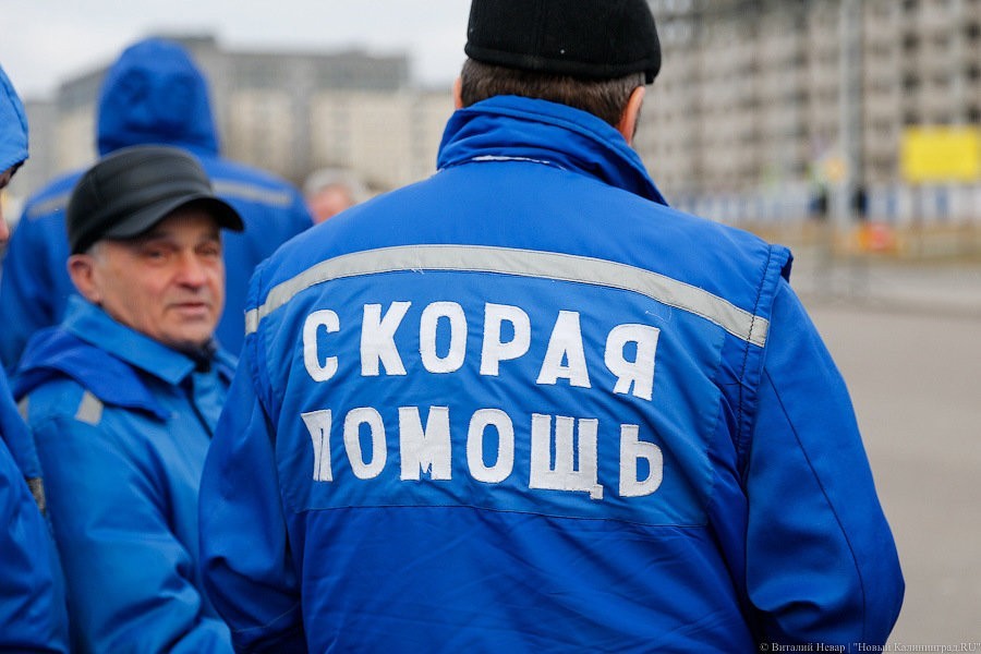 Житель Балтийска костылем сломал жене руку