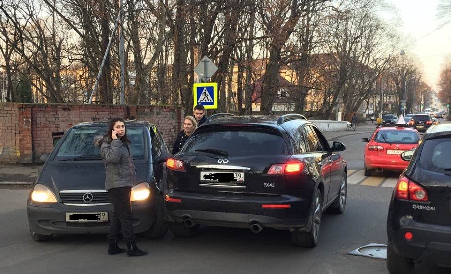 На перекрестке Брамса и Генделя две девушки-водителя «не поделили дорогу» (фото)